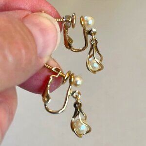 NAPIER | Gold Tone Dangle 2 Pearls Earrings Clips-Vintage